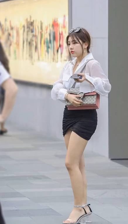 路人街拍，美女搭配银白色的尖头高跟鞋，女强人气息扑面而来