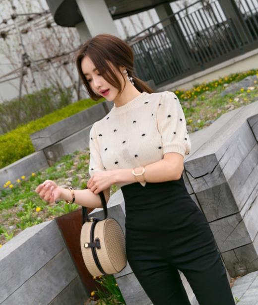 美女|街拍:环肥燕瘦的美女,一件白色短袖配黑色紧身裤,青春活力气质