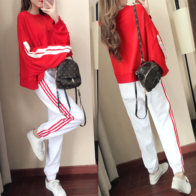 秋天了，连衣裙扔了吧!48岁嫂子穿上这时髦套装，美的无法呼吸