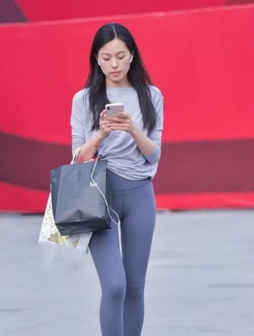  『搭配』街拍：温柔可人的美女，一件白色上衣配背带连衣裙，时尚清新靓丽