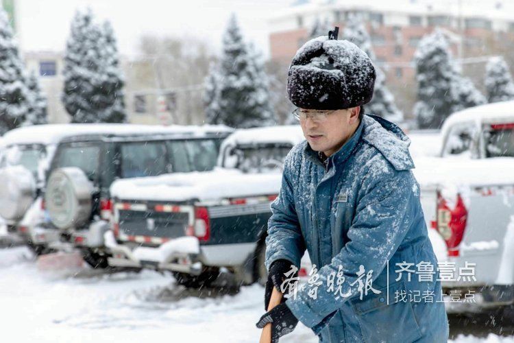 大雪扮靓了文登的夜，也忙坏了扫雪人
