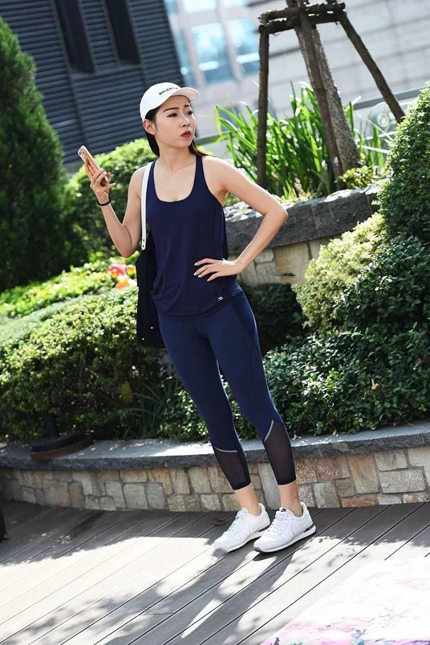 小姐姐身穿紧身运动裤大秀好身材,背后很有心计,美女长相清秀但