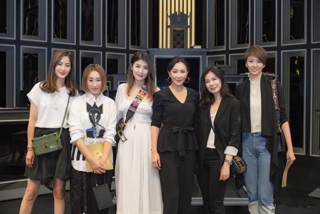 陈慧琳挑鞋的眼光不敢恭维,这水鞋也是没谁了,好好的裙子被毁了