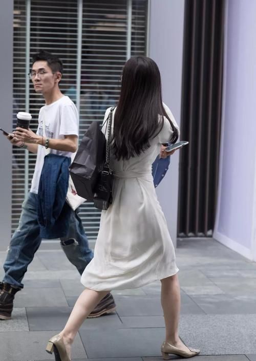  显瘦|街拍：斯斯文文的眼镜妹，穿搭时尚显白又显瘦