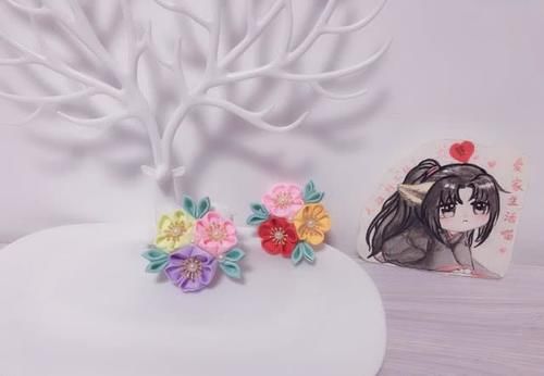  「三角形」春暖花开了，来做花吧？三色小花朵做胸针好不好看啊？