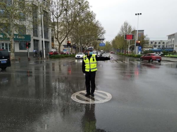  「坚守岗位」保畅通促安全！山东交警雨中执勤尽职责，坚守岗位保平安！