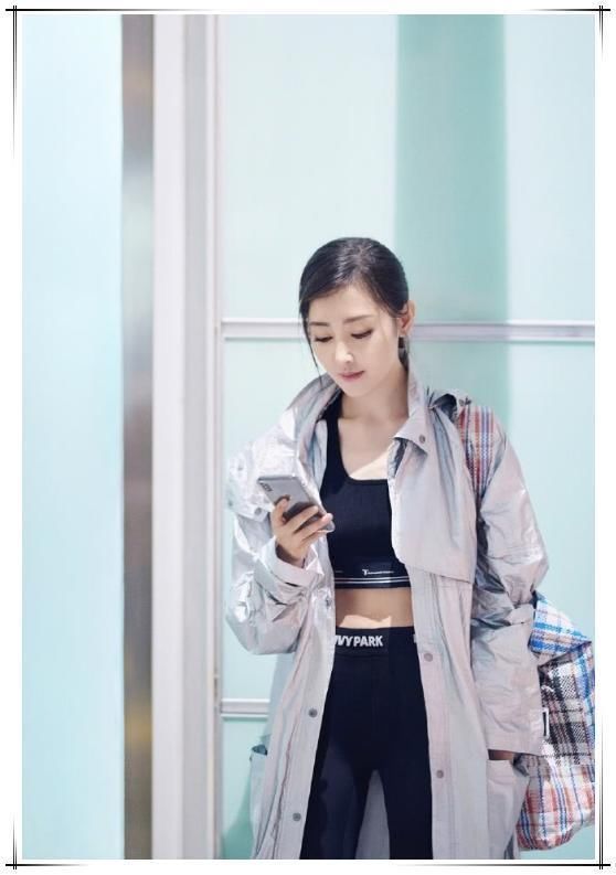 张天爱真开放！穿一条打底裤就走机场，大叔的眼神都被你锁定了！