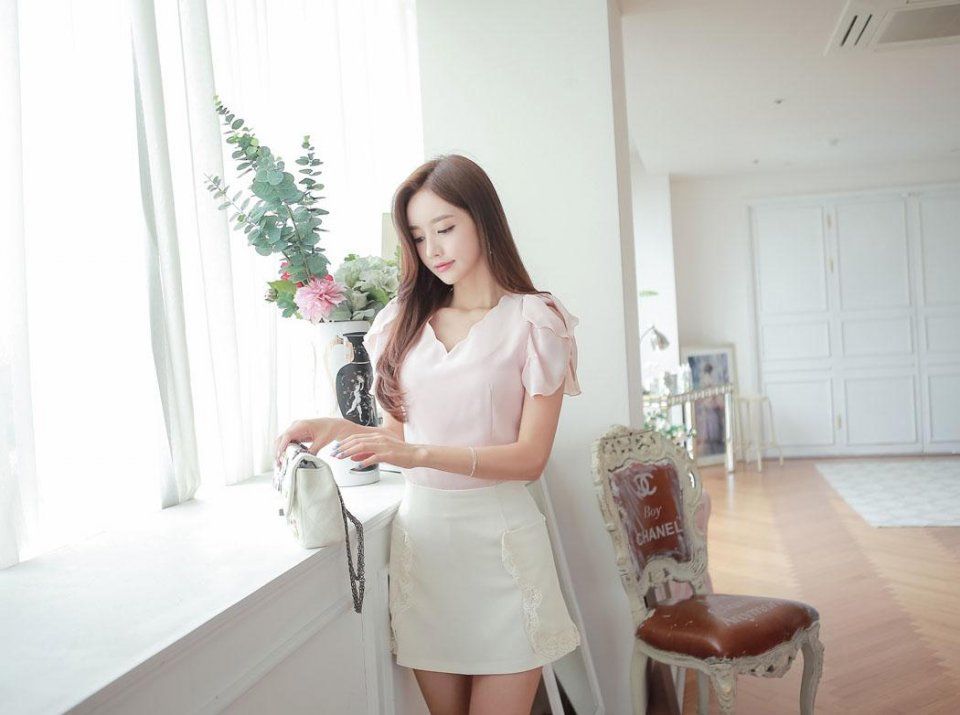 街拍性感嫩模孙允珠波浪花领白梯形抹胸包臀裙