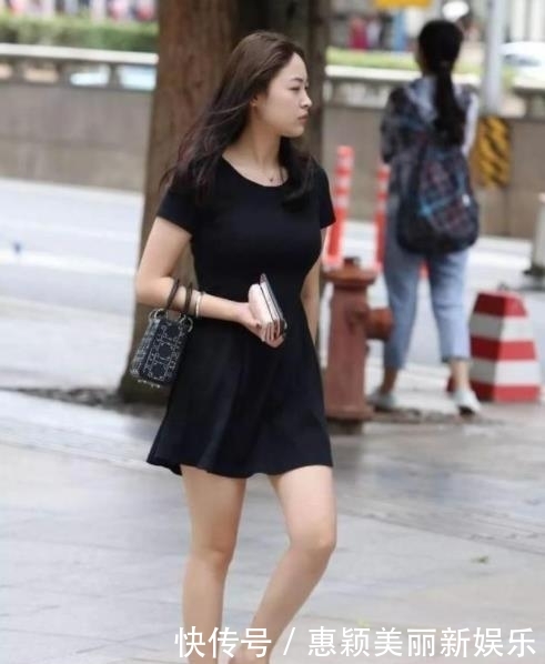 凸显■街拍:白色一字肩上衣配牛仔短裙,凸显大长腿,美女时尚又靓丽