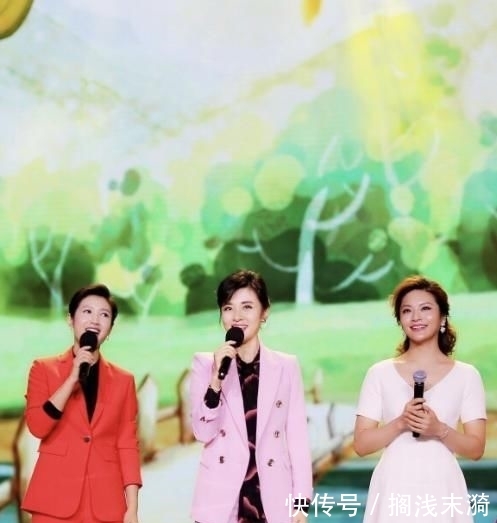 周涛为自己:周涛美得太优雅,穿刺绣连衣裙亮相,40、50岁的女人照着穿一样美