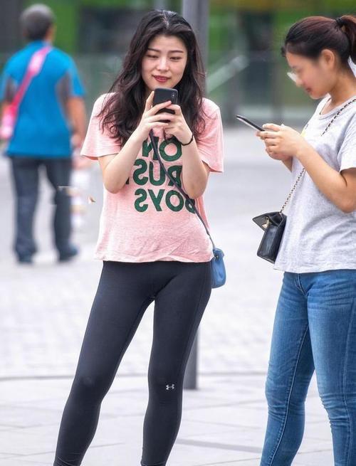 街拍：穿一条时尚的紧身打底裤，尽显优雅迷人的S型曲线