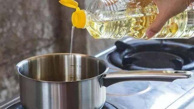  「钢丝」不锈钢锅烧焦变黑？别总用钢丝球刷，试试这样做，跟新的一样干净