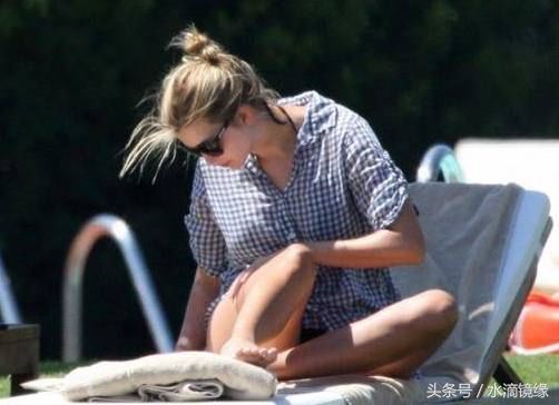 37岁的伊万卡坐姿很霸气，内在气质自然展现