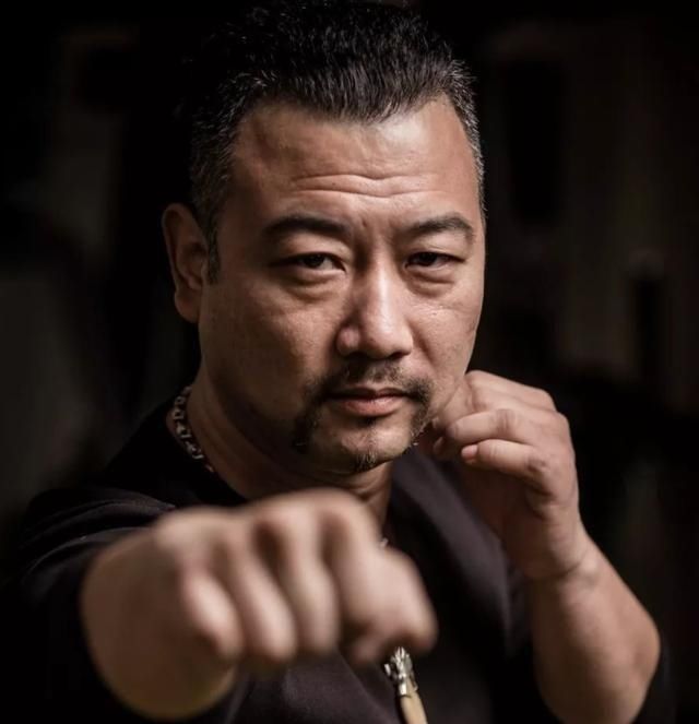  「武术」八极拳仇宝龙称单掌砍破矿泉水瓶是腥活，不能让爱传武者再受欺骗