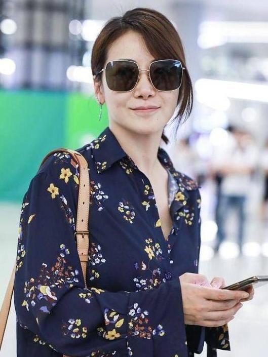 47岁闫妮现身机场，一改往日素颜，穿碎花连衣裙化美妆，惊艳众人