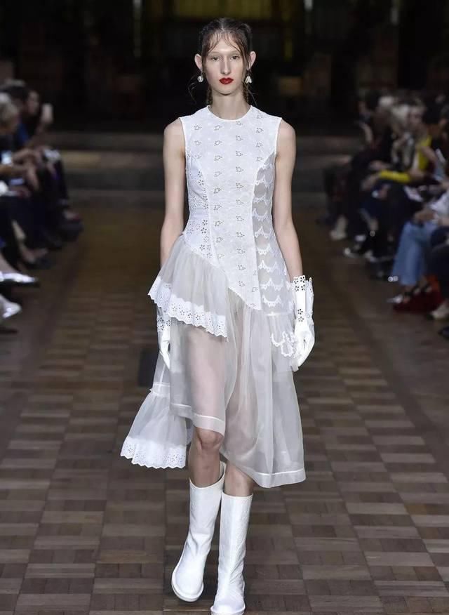  『穿着』只要穿着Simone Rocha，就可以一直做少女哦
