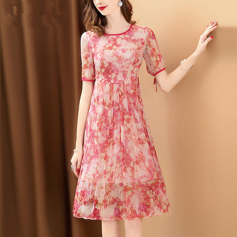 有肚子的女人要穿“宽”点，试试下图高级女裙，胖人穿出时髦感