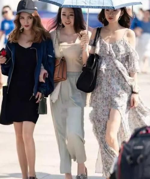  『迷人』美女时尚街拍：香草美人的美女，一件花色上衣配黑色短裙，青春靓丽迷人