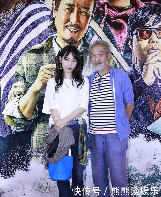 白百何出席活动，长发披肩气质优雅，牛仔裤上挂丝巾时髦炸了！