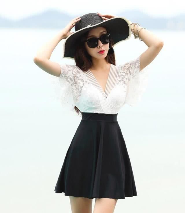 样貌甜美的泳衣美女，气质优雅迷人，让人看了心动！