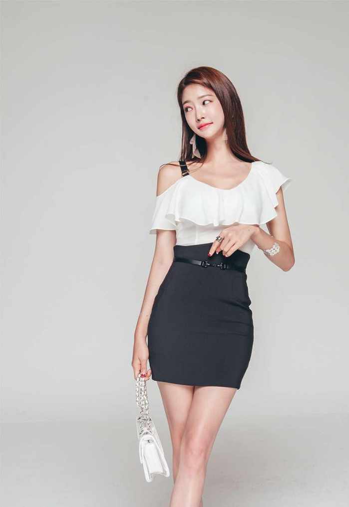 包臀裙配细高跟, 即使没有丝袜的修饰双腿依然美的让人羡慕