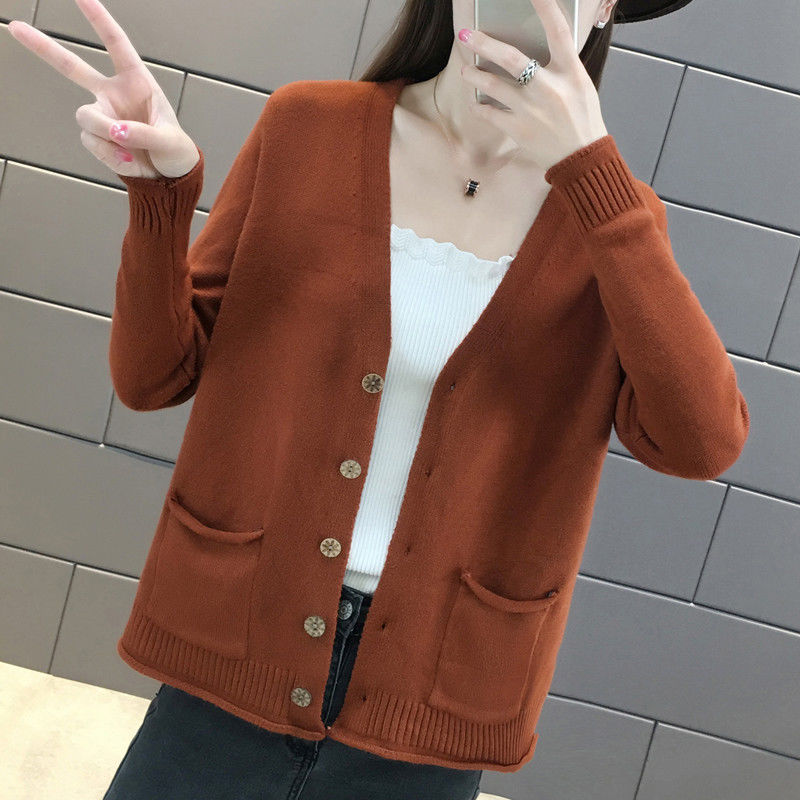 屁股大的女人，入秋别乱买，学这个女人穿开衫配七分裤，美的惊艳