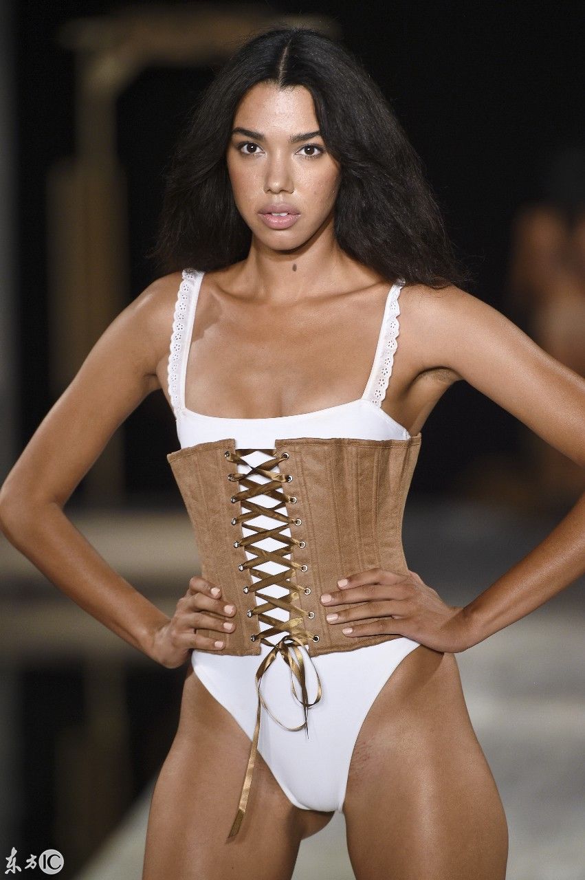迈阿密泳装秀迎来美国超模Gigi，释放2019比基尼女人魅力风情