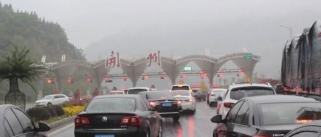 保命：跑高速突然下大暴雨怎么办？老司机：记住这几点，关键时