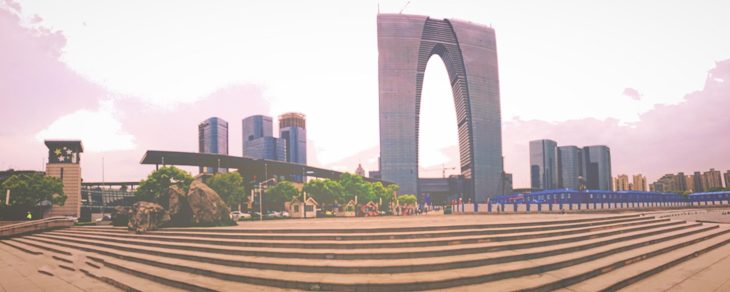 江苏最丑的一个建筑，高301.8米，却被说成是像一个“秋裤”