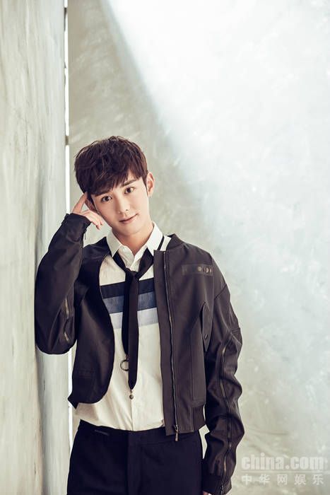 蓝博黑色夹克写真曝光 青春帅气时尚感MAX