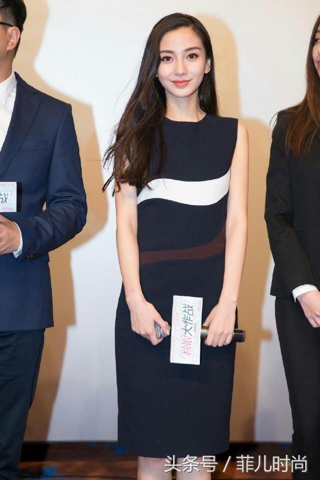 杨颖穿露背蓝裙现身，看到她脚上的纹身我沉默了，网友：这才时尚