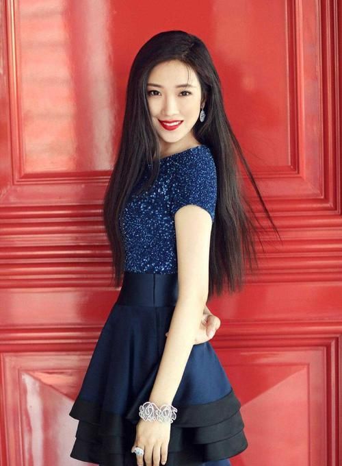  气质：菅纫姿本就是气质丽人，挑战一条蓝色蛋糕连衣裙，凸显出女神气质