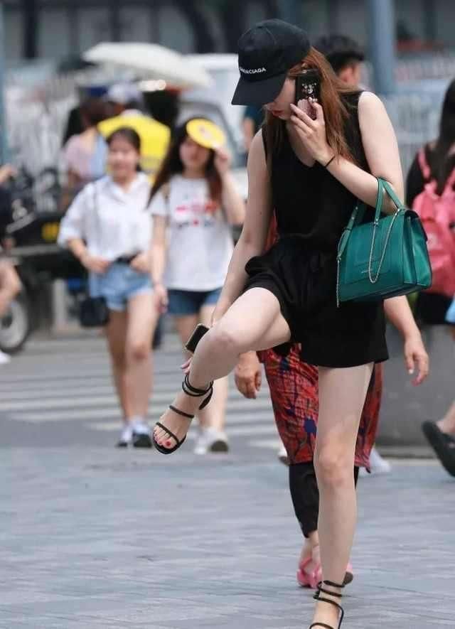 小姐姐■街拍：小姐姐气质范十足，太知性太性感！