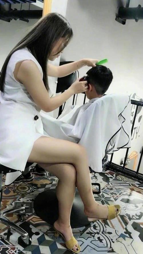 五官风雅的小男孩去剃头店剪短发，美人剃头师给他换一个成熟发型