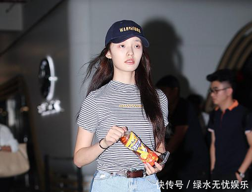 林允太拼了！这么短的超短裤还在往上卷边，网友大腿内侧都露了