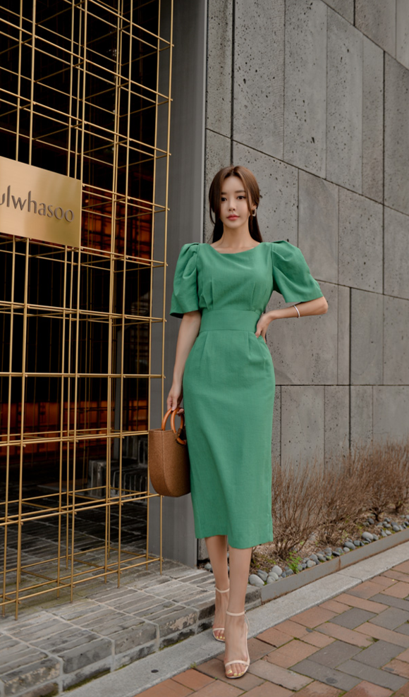 头条女神孙允珠，青松柏木夏日绿茵灯笼袖礼裙