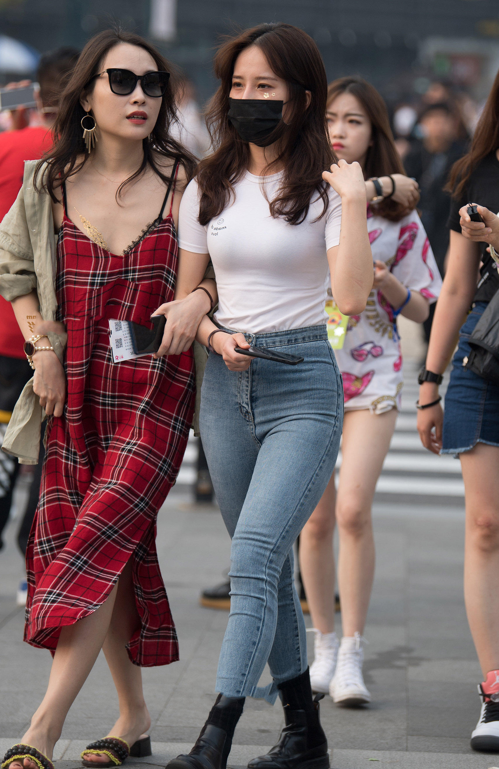 知性小姐姐蓝色的紧身裤，那饱满的好身材给修饰的很好，不失帅气