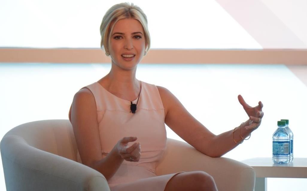 同是粉色连衣裙，约旦王后、梅兰娜、伊万卡、梅根却穿出不同风格