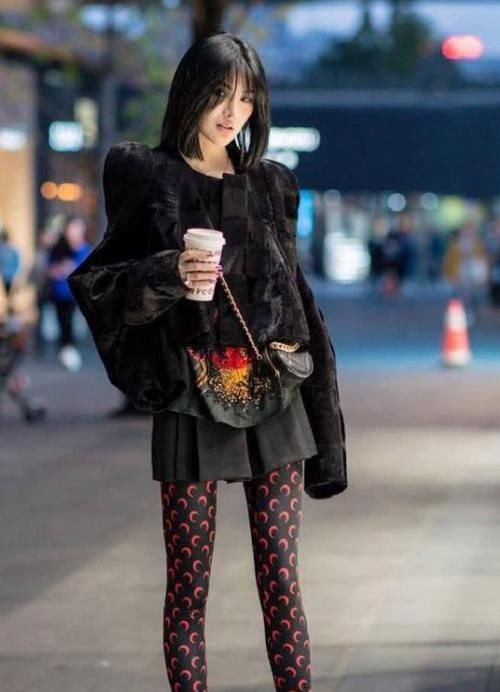  【美女】潮范儿女神来了，街拍：月貌花容的美女，一件深色背心配黑色热裤，青春靓丽气质范