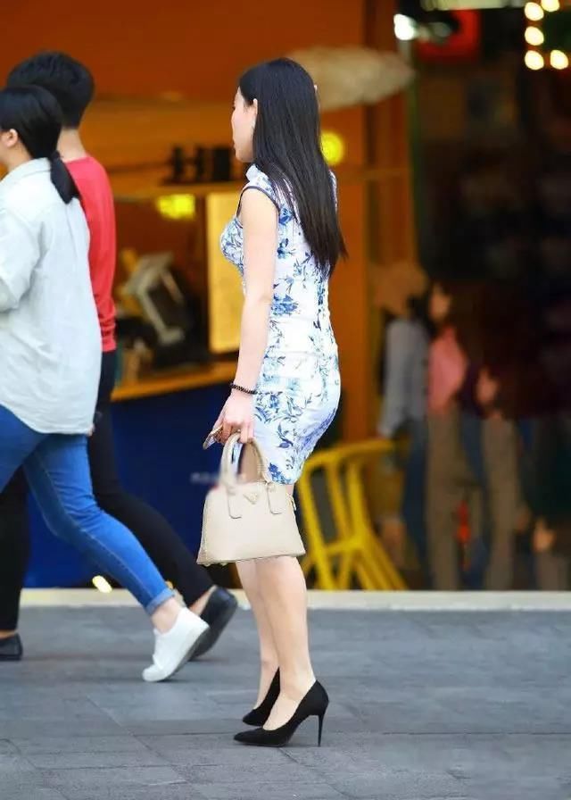 街拍：韵味十足的旗袍美女，你喜欢吗？