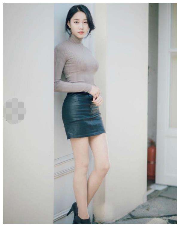 秀气搭配的紧身裙美女，休闲又不失潮流，十分养眼！