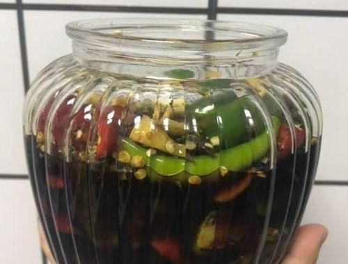  「对其进行」辣椒别炒着吃了，教你一个土方法，酸辣爽脆还下饭，放一年也不坏