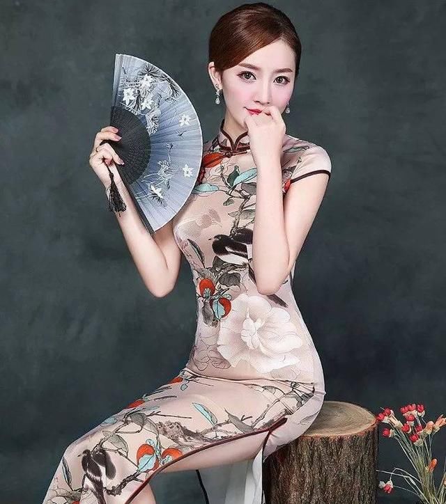 一袭素雅水墨旗袍，端庄大气，秀雅别致！