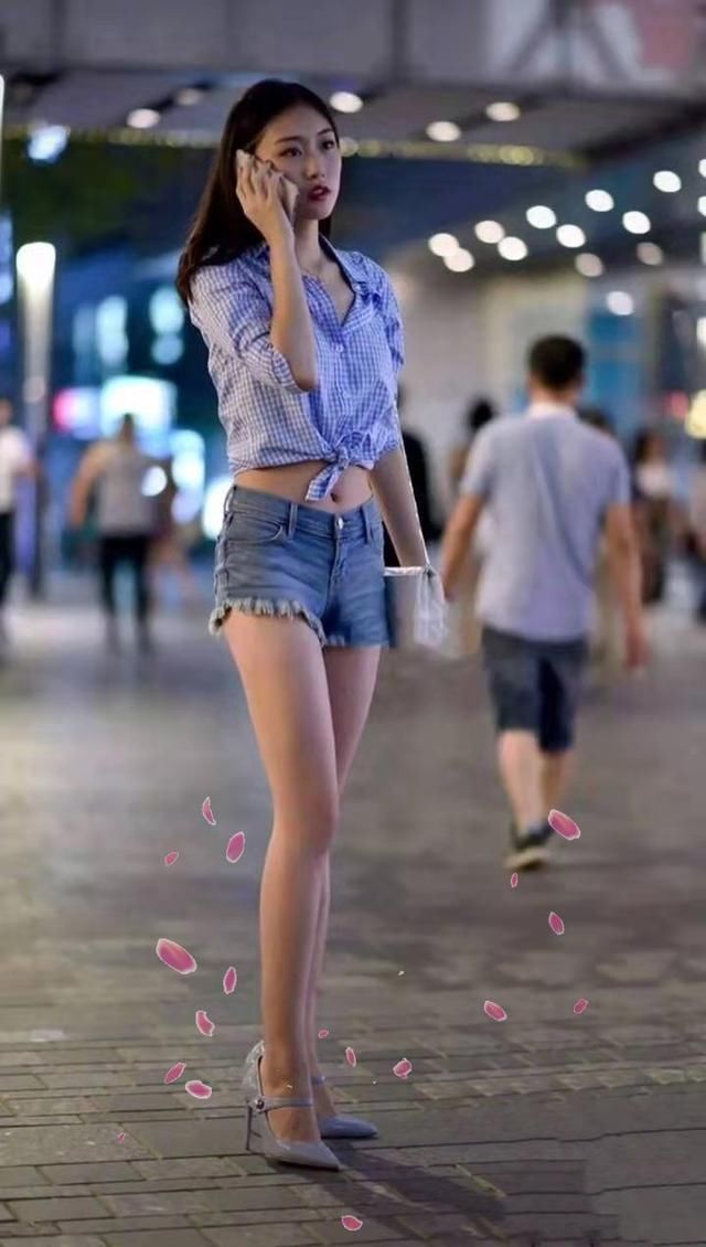  美女：街拍美女性感温柔善良的小姑娘，用姿容绝代形容不为过