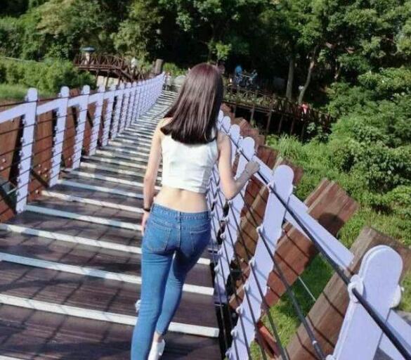 紧身牛仔裤凸显美女迷人身材，展现的气质非凡，美的让人窒息！