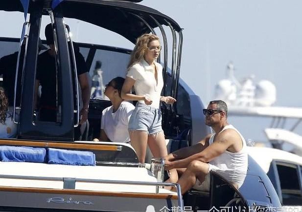 超模吉吉·哈迪德游艇度假，牛仔热裤展示大美腿，背影很炫目