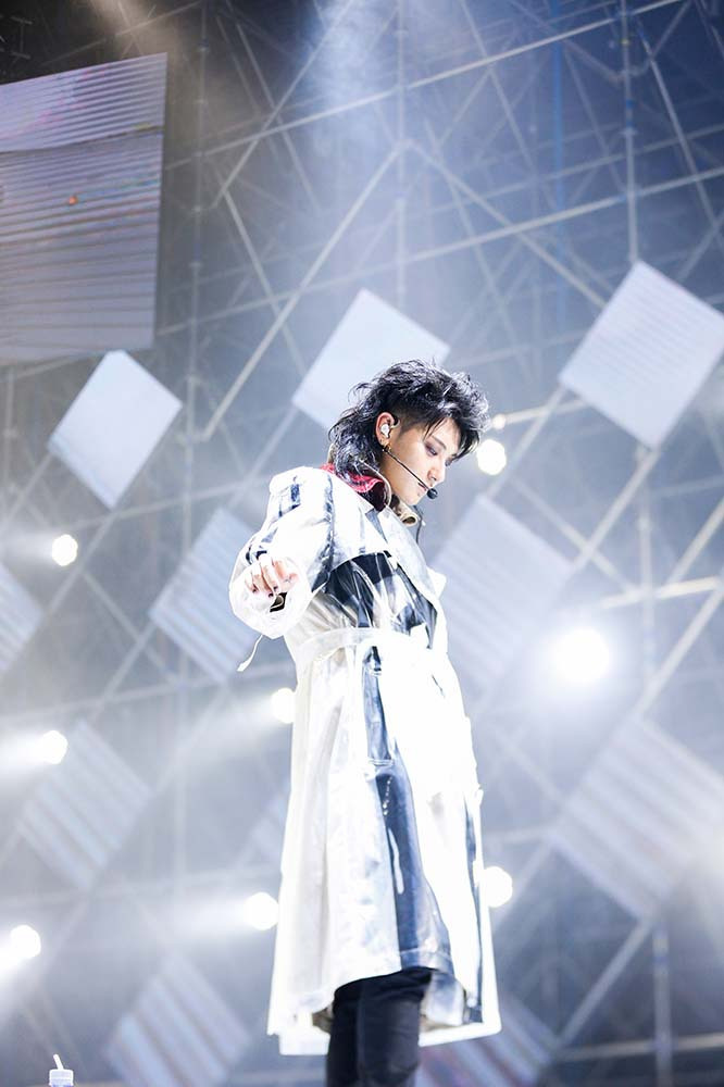 黄子韬武汉演唱会时尚感MAX 全球首穿展多重魅力