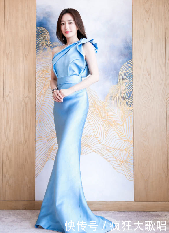 秦岚一袭蓝裙胜古装,突显性感身材,更有女人味