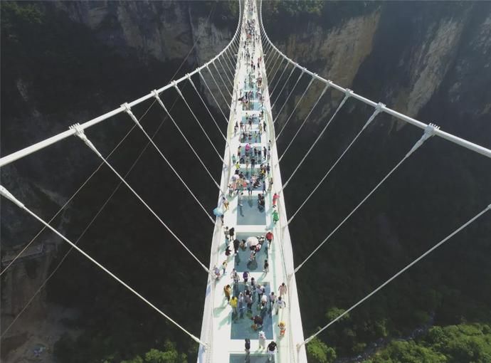 全国2千座玻璃栈桥让游客“吓破胆” 建造验收无标准