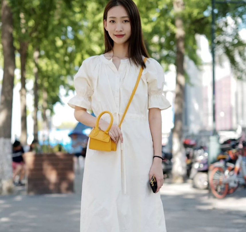 街拍：丰满的女人更能烘托出女人的成熟魅力，让性感女人更加妩媚